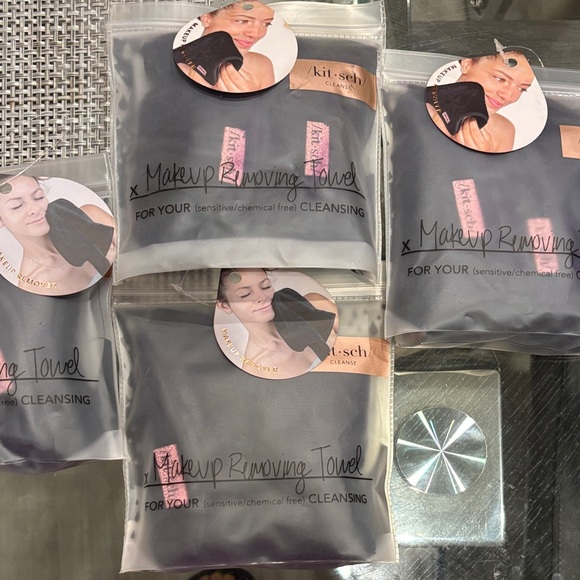 Kitsch Makeup Removing Towel - Bundle of 4 with 2 each - Picture 1 of 5